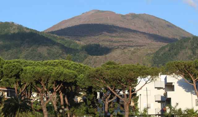 San Sebastiano, il paese distrutto tre volte dal Vesuvio: Viviamo con l'ansia